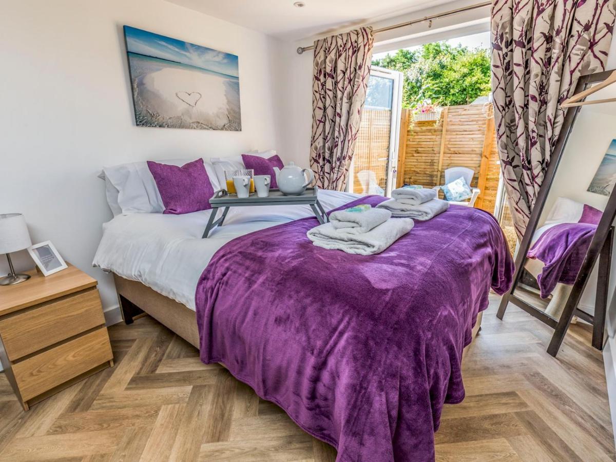 Pass The Keys Charming Chalet A Stones Throw From The Beach 치체스터 외부 사진