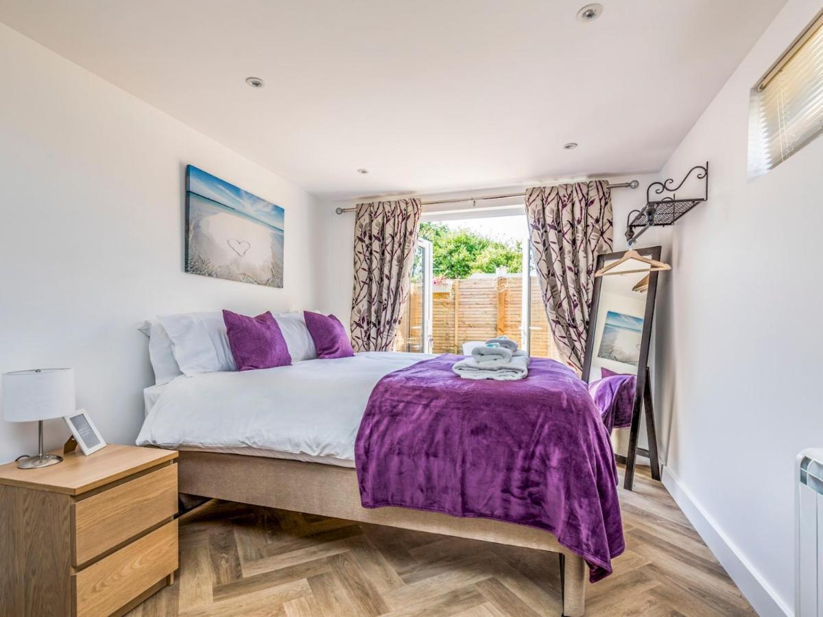 Pass The Keys Charming Chalet A Stones Throw From The Beach 치체스터 외부 사진