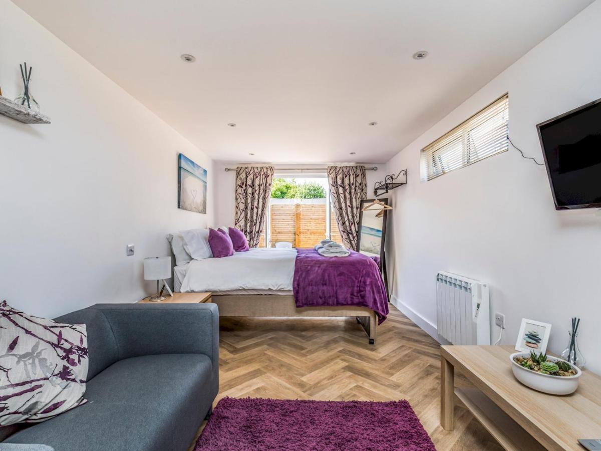 Pass The Keys Charming Chalet A Stones Throw From The Beach 치체스터 외부 사진