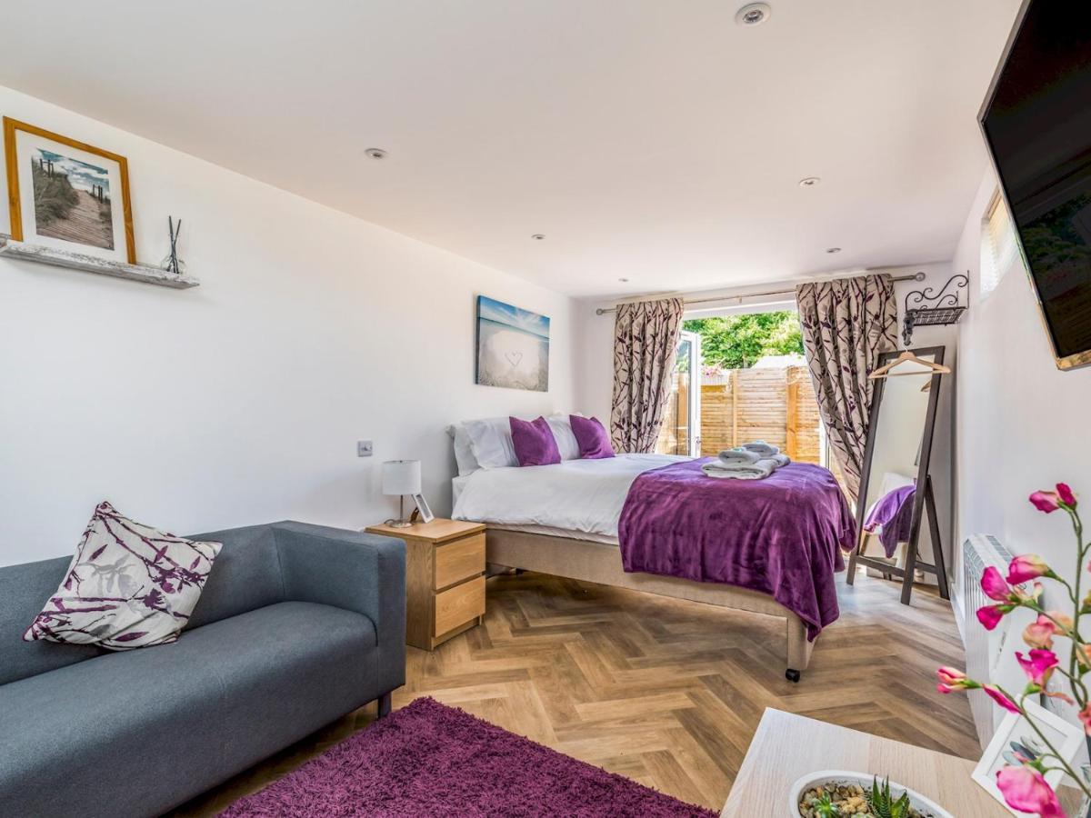 Pass The Keys Charming Chalet A Stones Throw From The Beach 치체스터 외부 사진