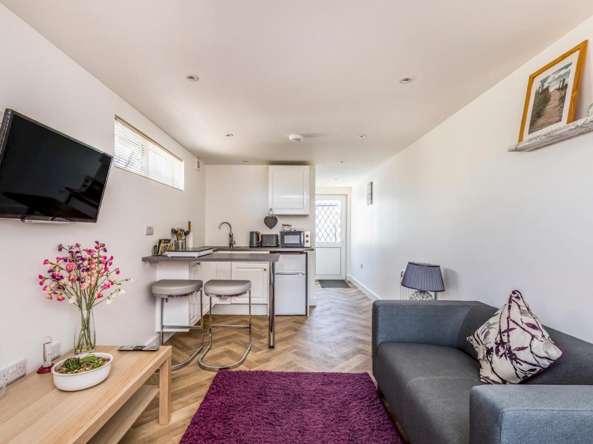 Pass The Keys Charming Chalet A Stones Throw From The Beach 치체스터 외부 사진