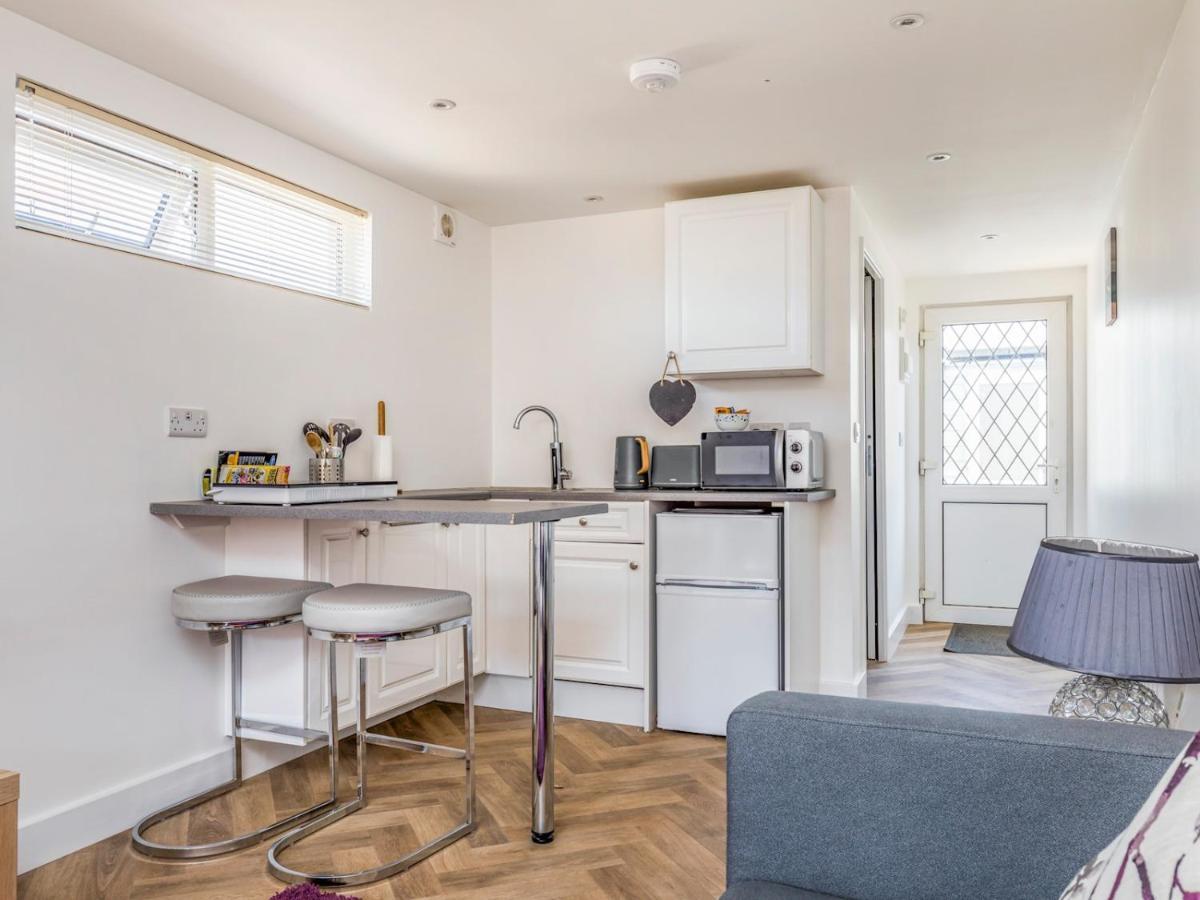 Pass The Keys Charming Chalet A Stones Throw From The Beach 치체스터 외부 사진