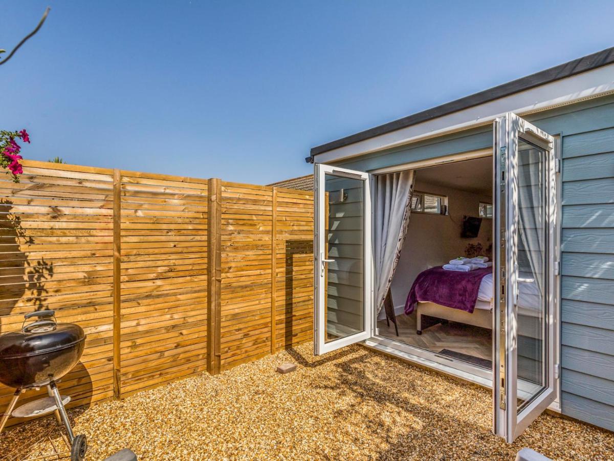 Pass The Keys Charming Chalet A Stones Throw From The Beach 치체스터 외부 사진