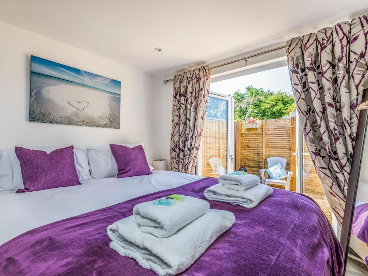 Pass The Keys Charming Chalet A Stones Throw From The Beach 치체스터 외부 사진