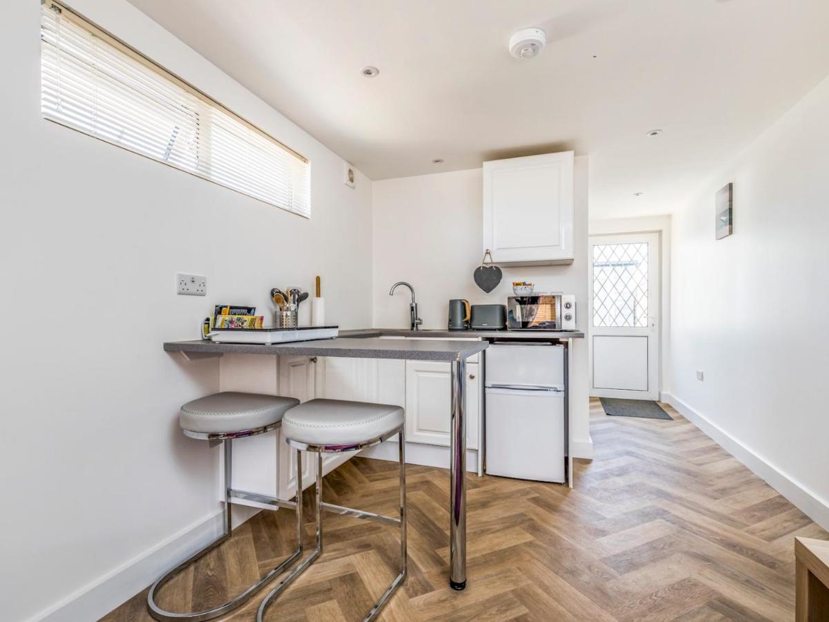 Pass The Keys Charming Chalet A Stones Throw From The Beach 치체스터 외부 사진